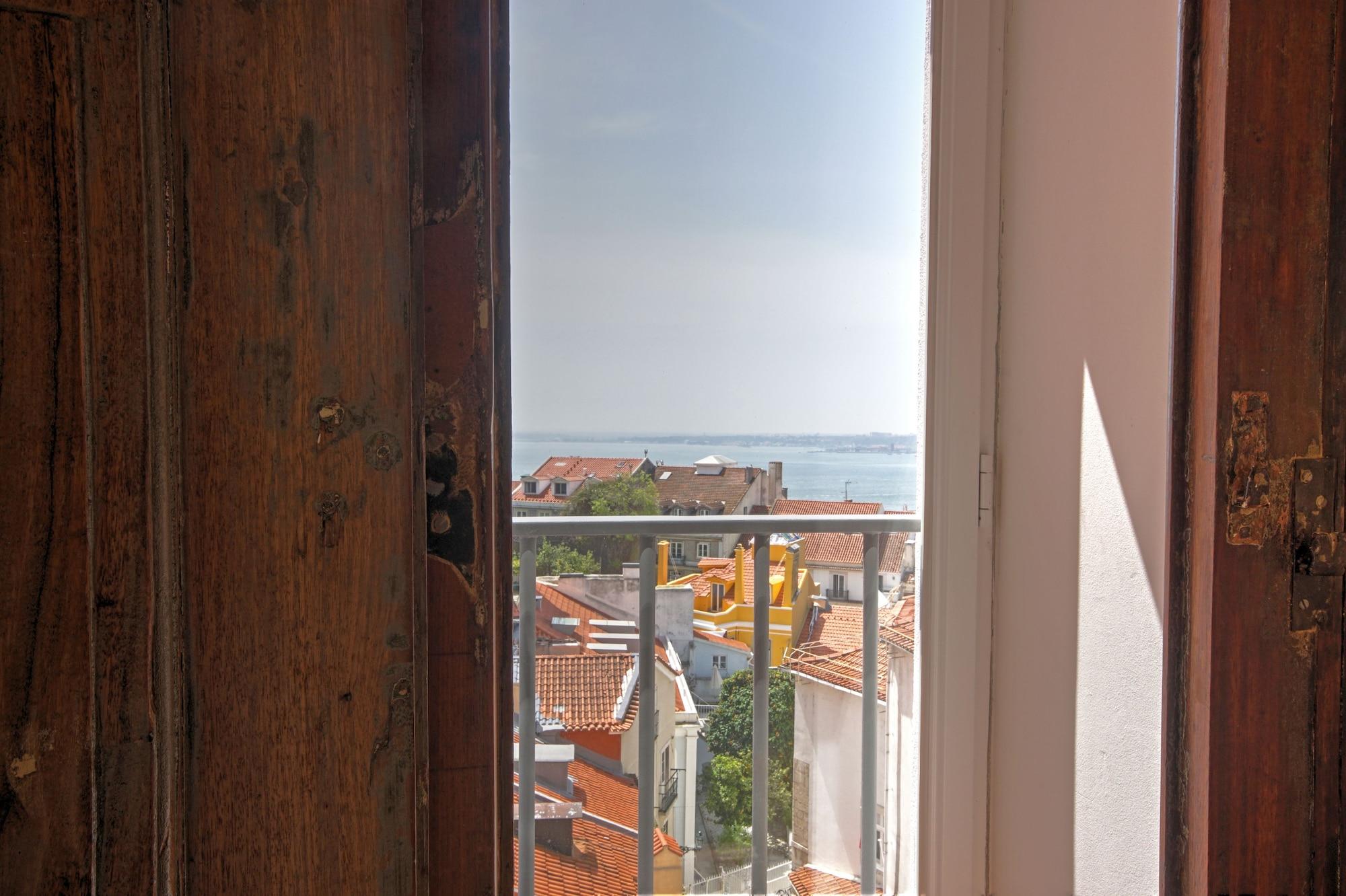 Solar Dos Mouros Hotel Lisbon Bagian luar foto