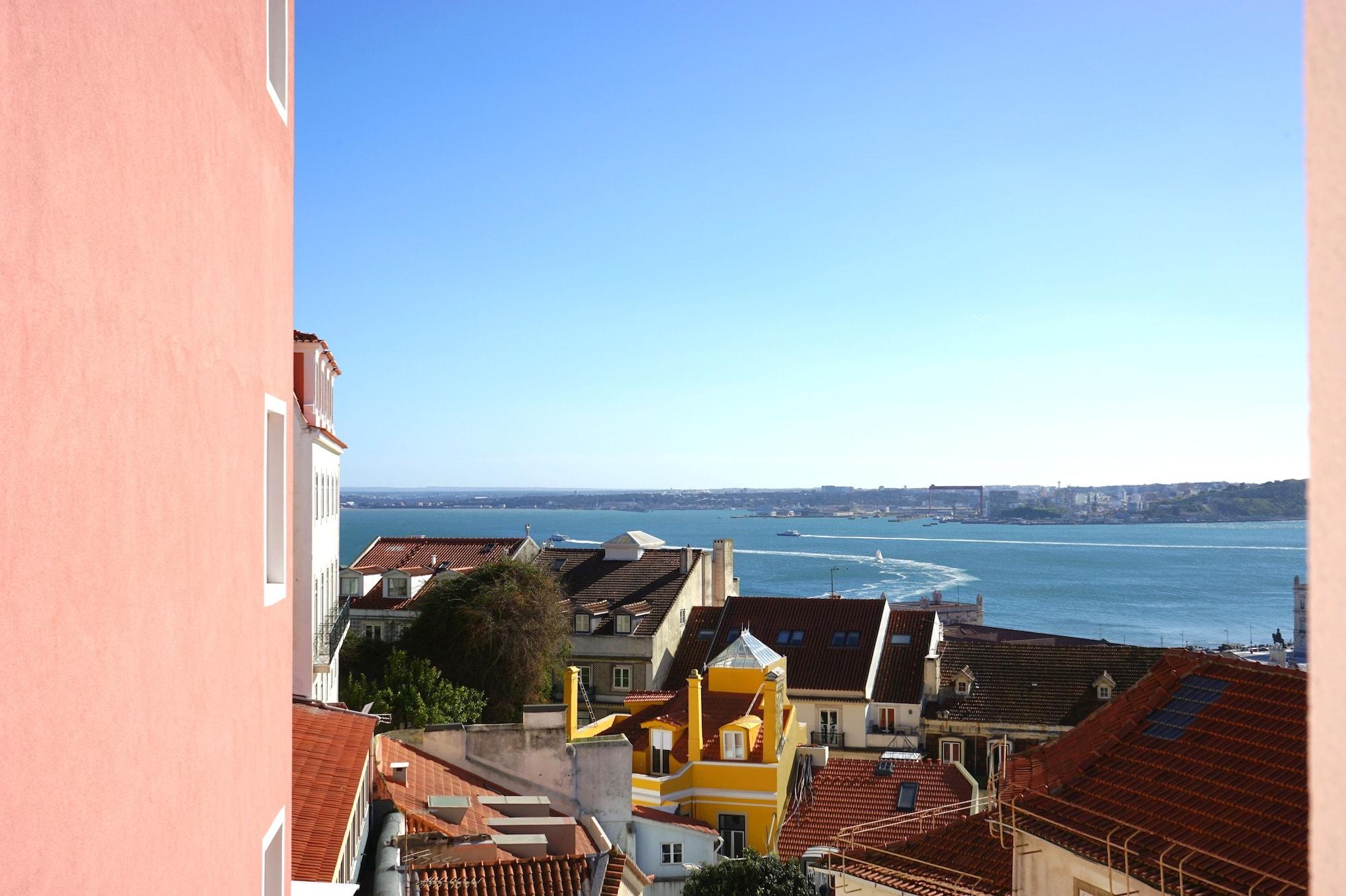 Solar Dos Mouros Hotel Lisbon Bagian luar foto